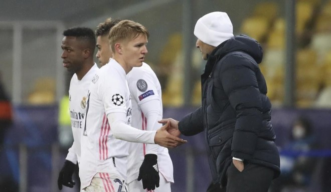 Watch: Odegaard, unused in Madrid’s Supercopa exit to Athletic, warms down alone