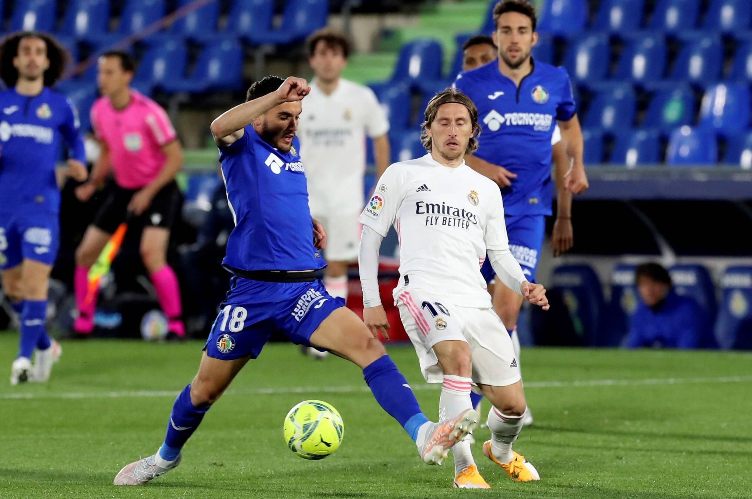 Getafe's Mauro Arambarri and Real Madrid's Luka Modric