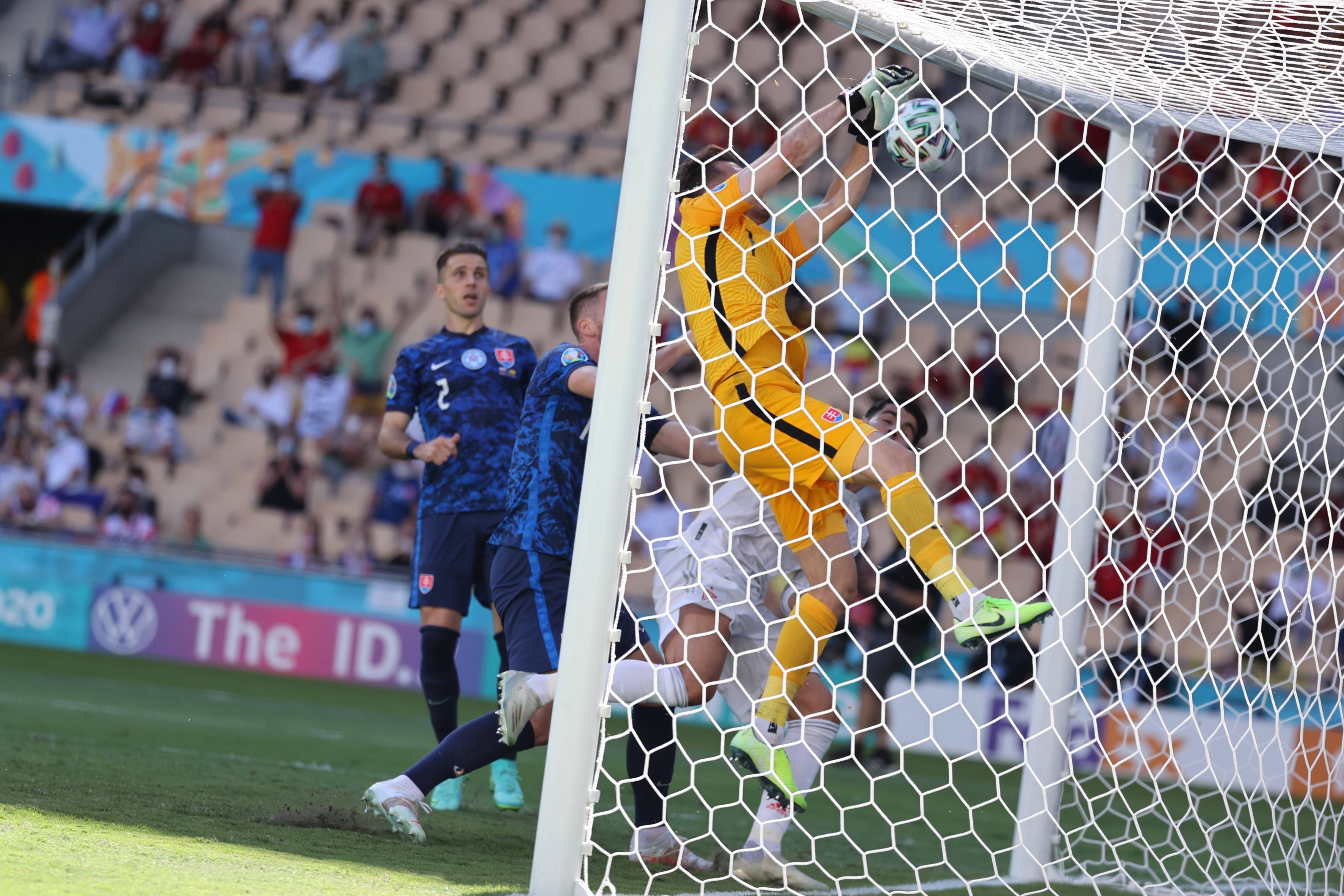 Dubravka hands Spain the lead