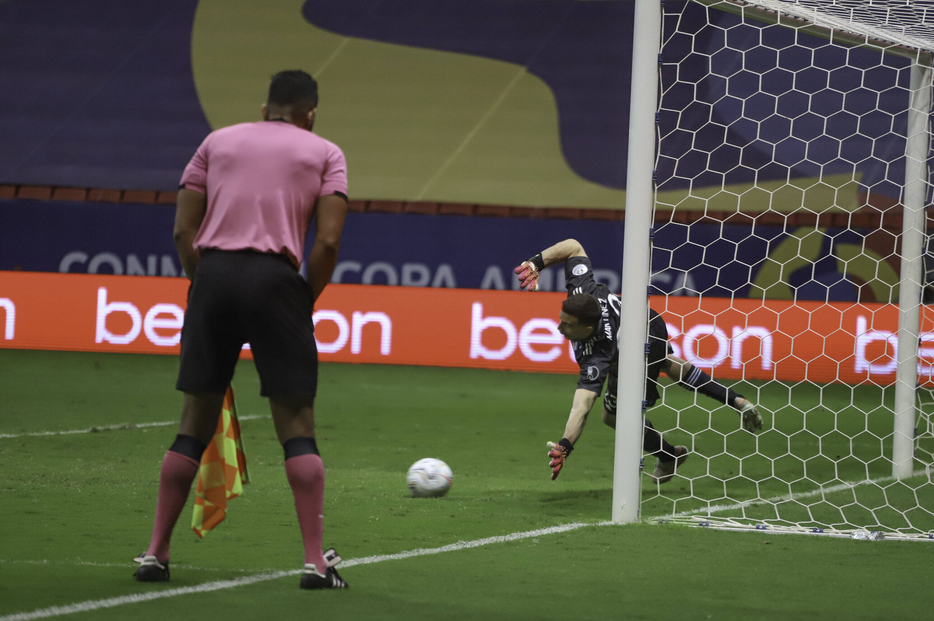 Lionel Messi has praised Emiliano Martinez