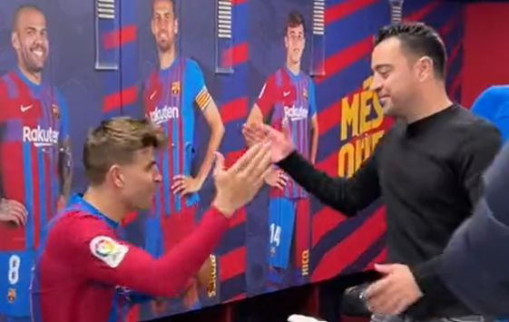 Mira a Xavi eufórico felicitar al vestuario del Barcelona tras la victoria del Atleti