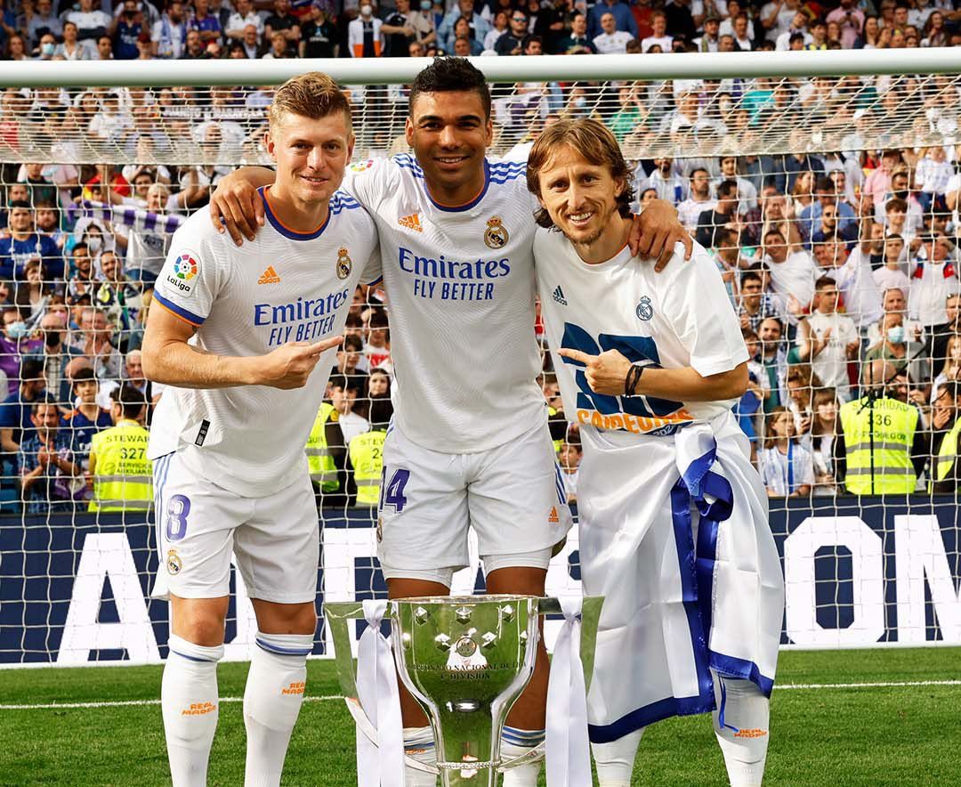 Casemiro, Modric and Kroos pose with the trophy.