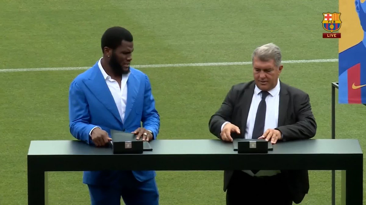 Joan Laporta welcomes Franck Kessie to Barcelona Joan Laporta welcomes Franck Kessie to Barcelona