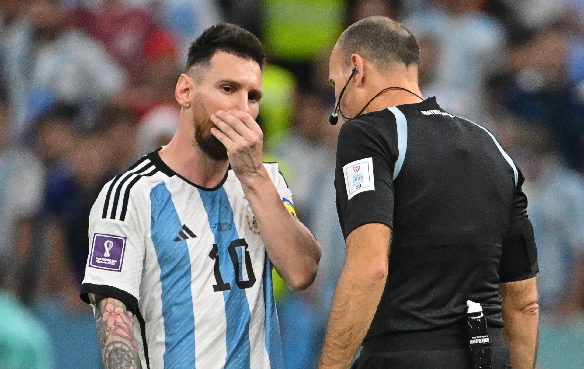 Lionel Messi and Mateu Lahoz