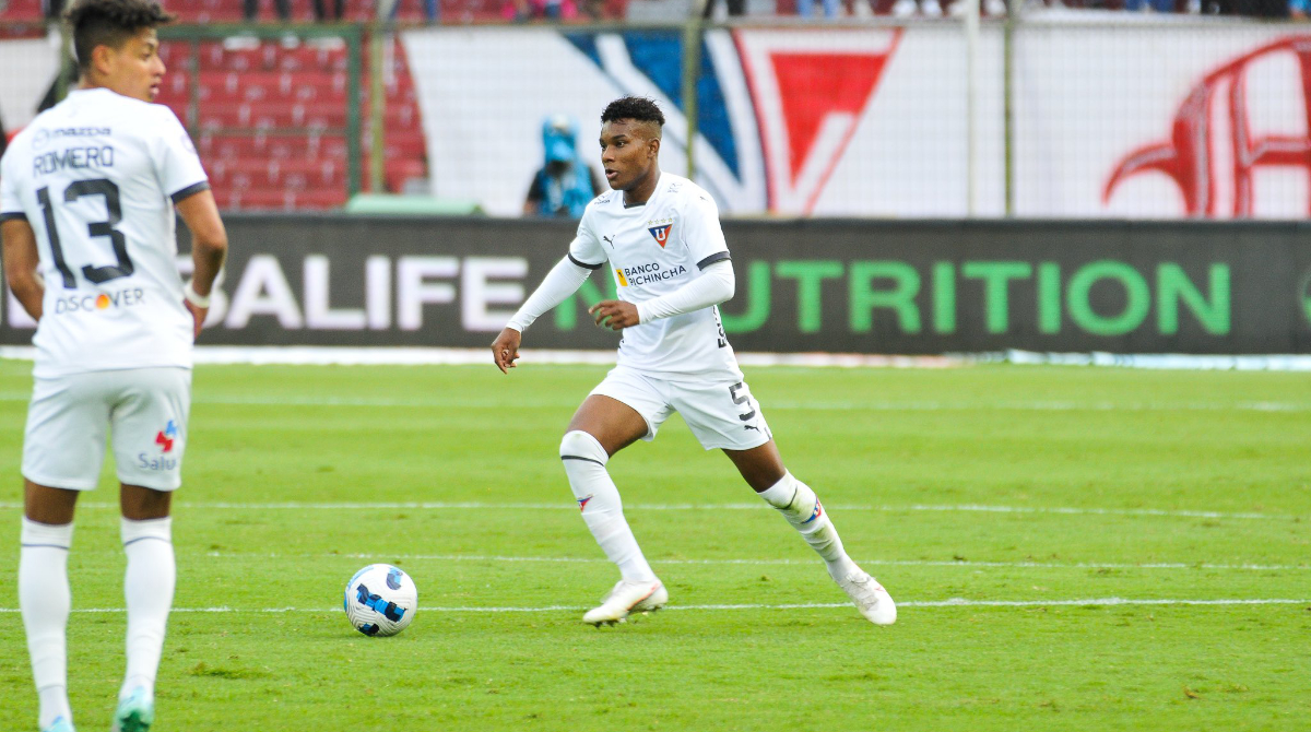 Three teams competing with Barcelona for Ecuadorian teenager after admitting interest – ‘I’m in no rush’ Three teams competing with Barcelona for Ecuadorian teenager after admitting interest – ‘I’m in no rush’