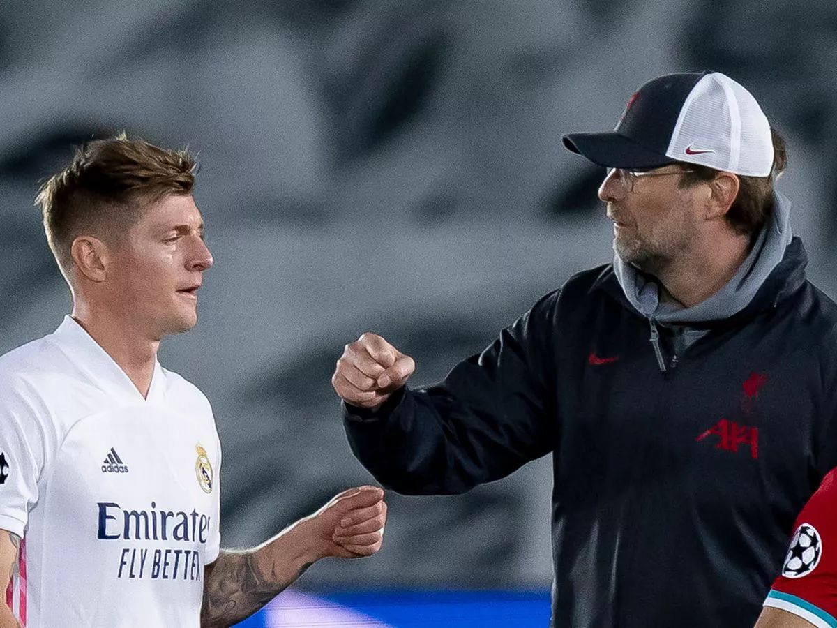 Toni Kroos and Jurgen Klopp speak.