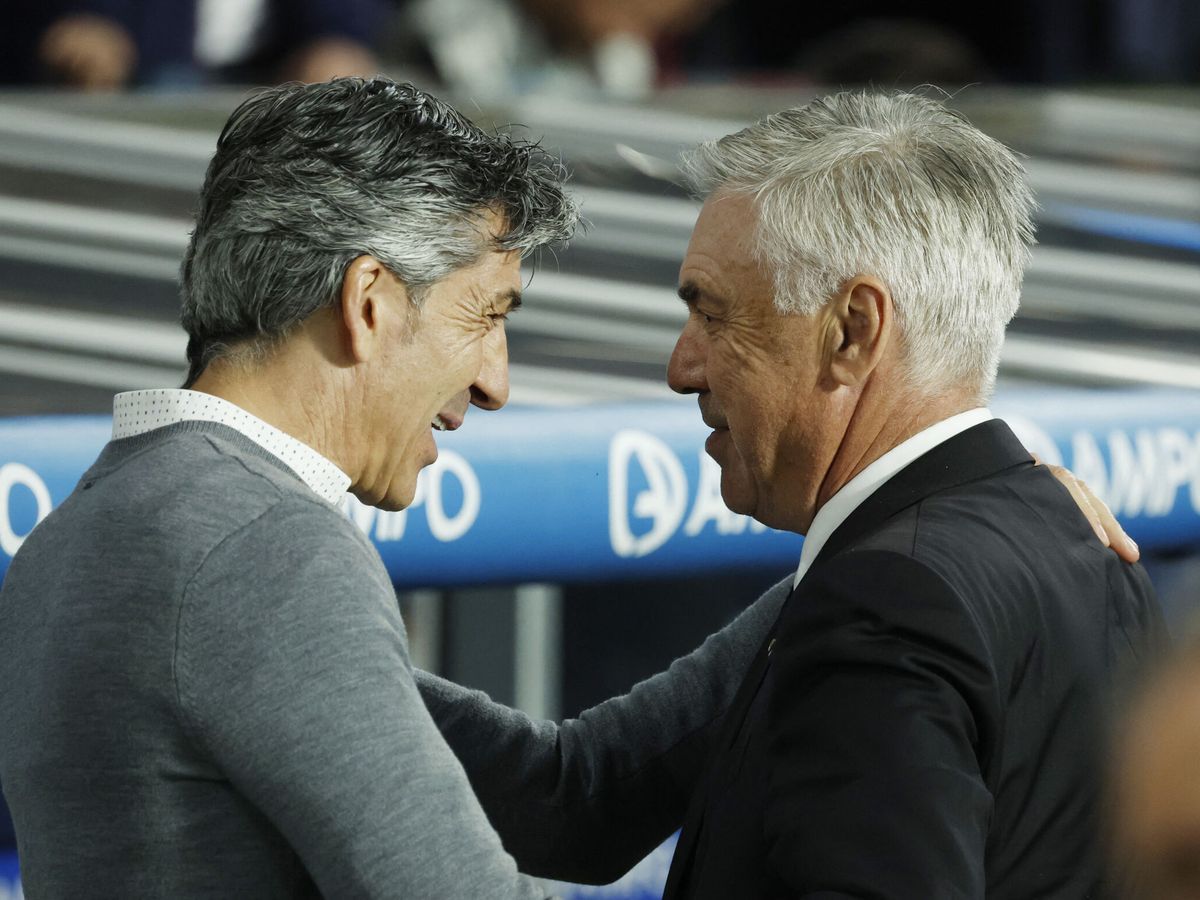 Alguacil greets Ancelotti.