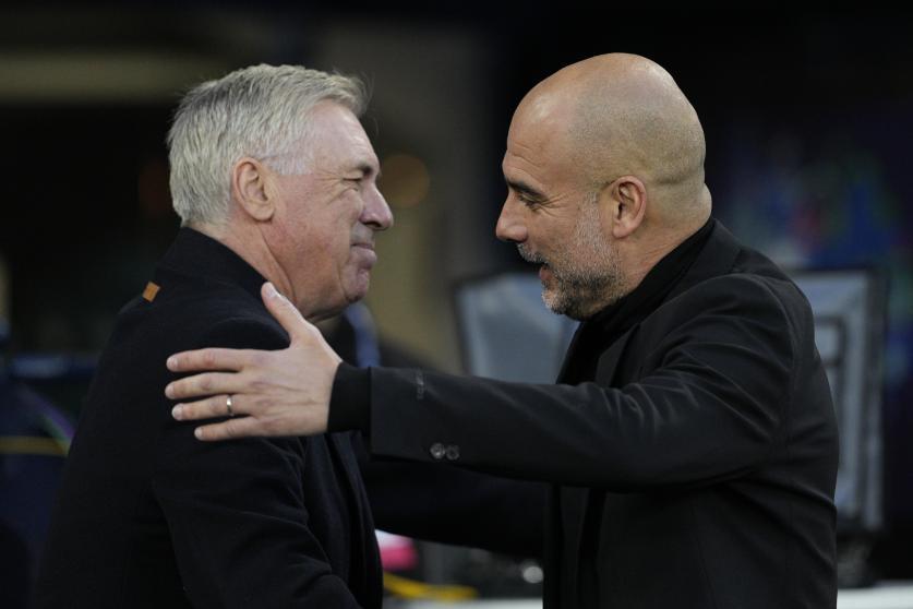 Ancelotti greets Guardiola.
