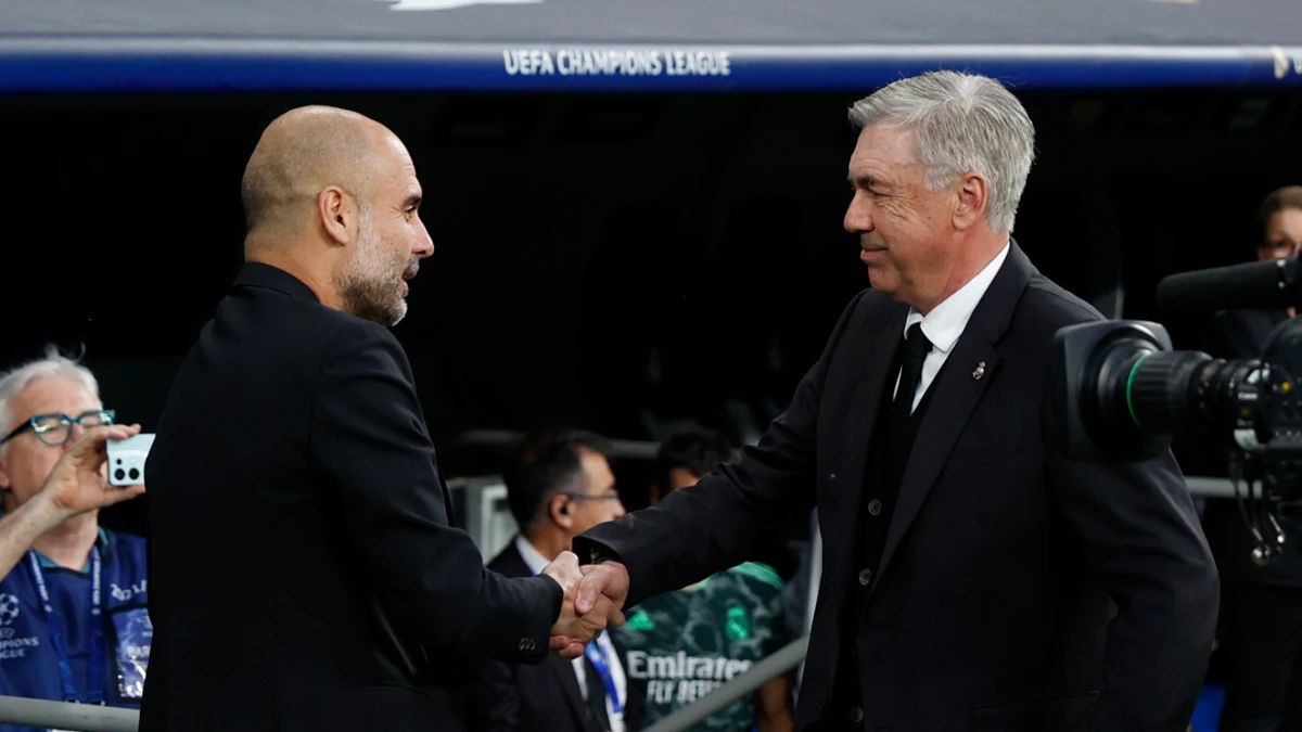 Ancelotti shakes Guardiola's hand.