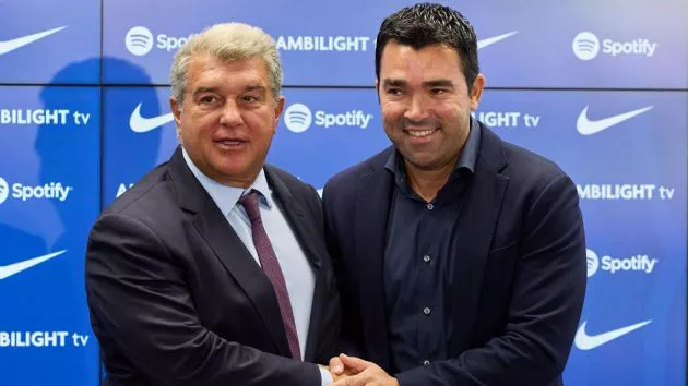 Laporta and Deco pose together.