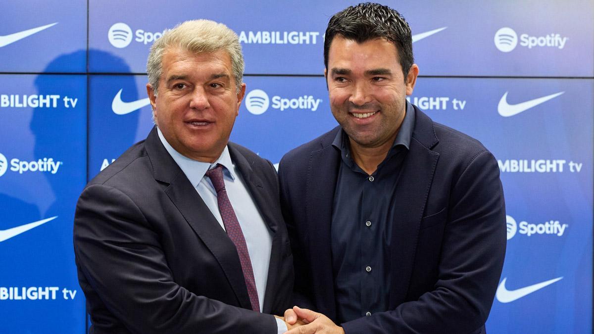Laporta and Deco pose together.