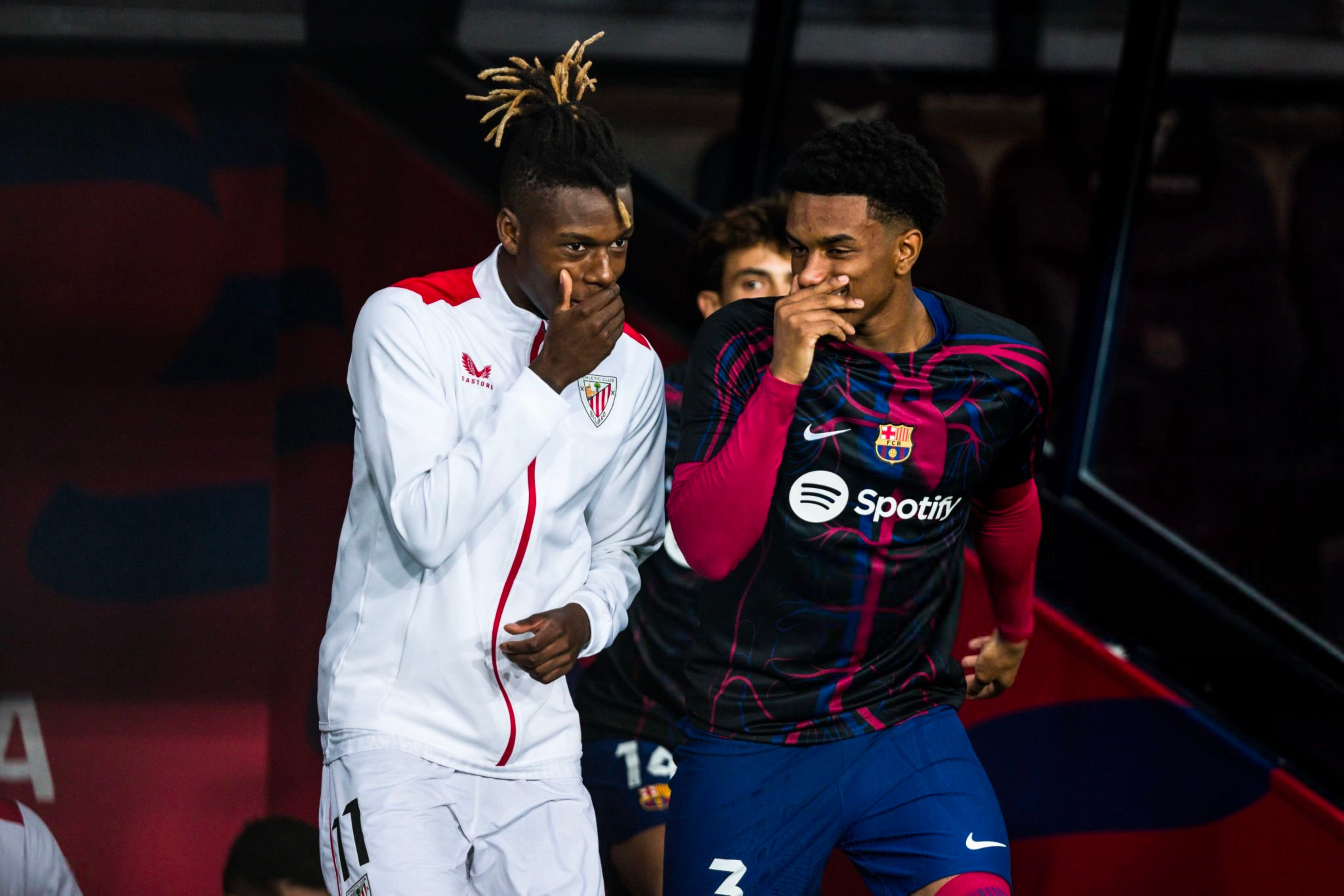 Williams in discussion with Barcelona's Alejandro Balde