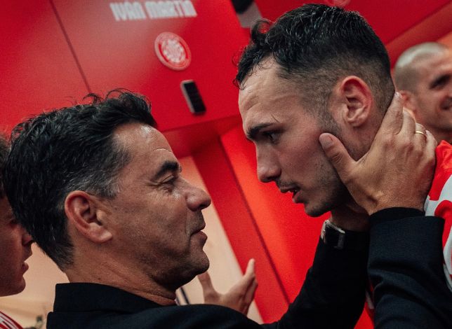 Michel speaks to Arnau before their Champions League clash.