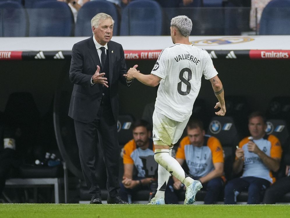 Ancelotti gives instructions to Valverde