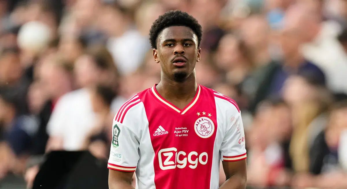 Jorrel Hato in action for Ajax.