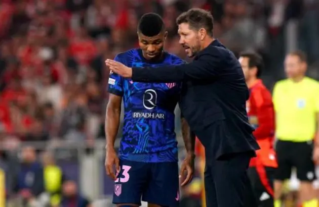 Simeone gives instructions to Reinildo