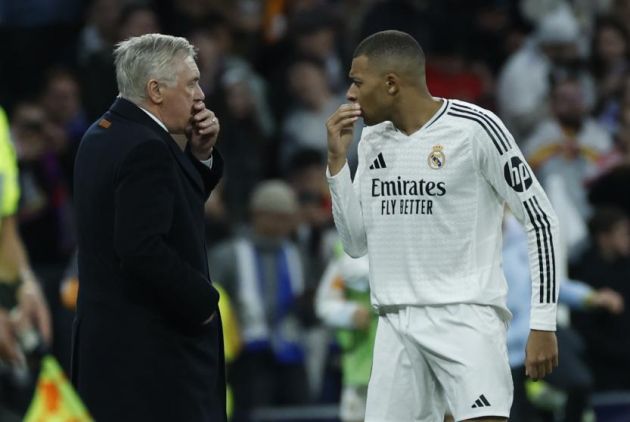 Carlo Ancelotti speaks with Kylian Mbappe