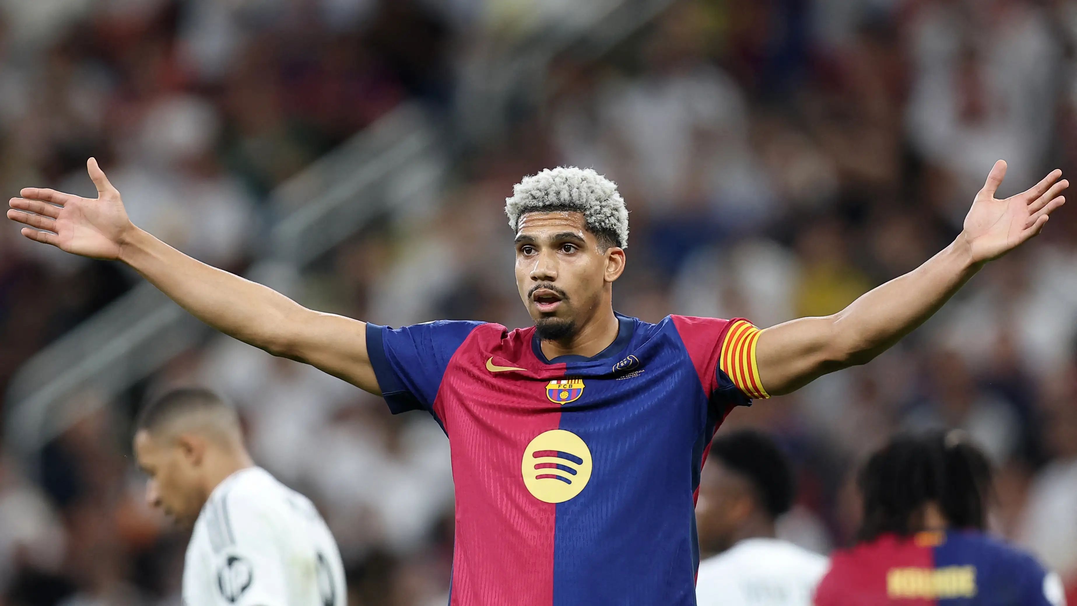 Ronald Araujo is staying at Barcelona
