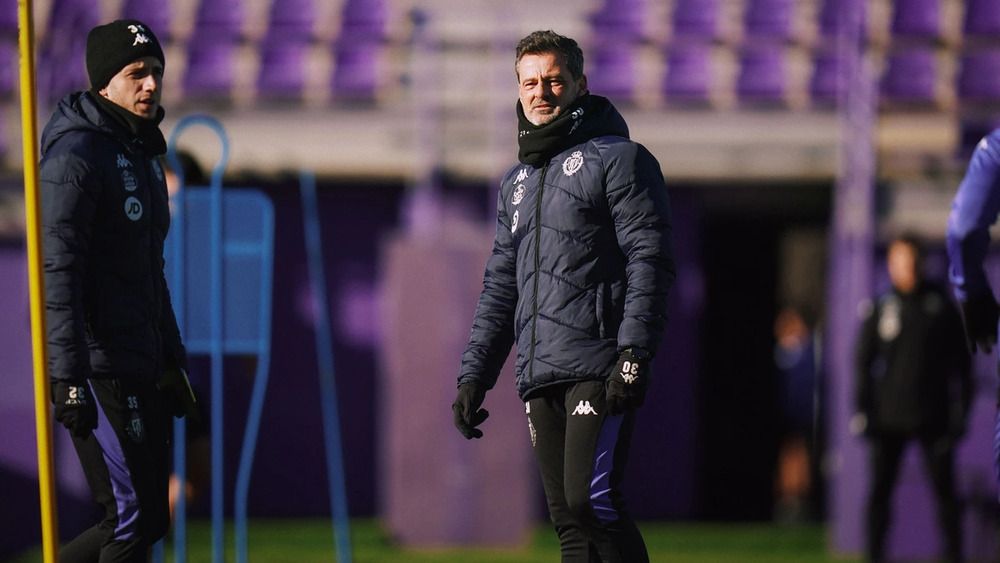 Valladolid coach Diego Cocca in training