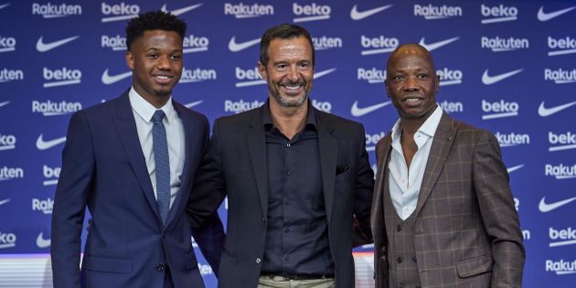Mendes smiles alongside Ansu Fati and his father.