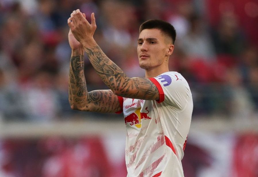 Sesko applauds at RB Leipzig.