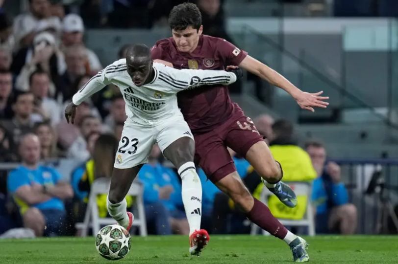 Mendy competes for the ball against Manchester City.