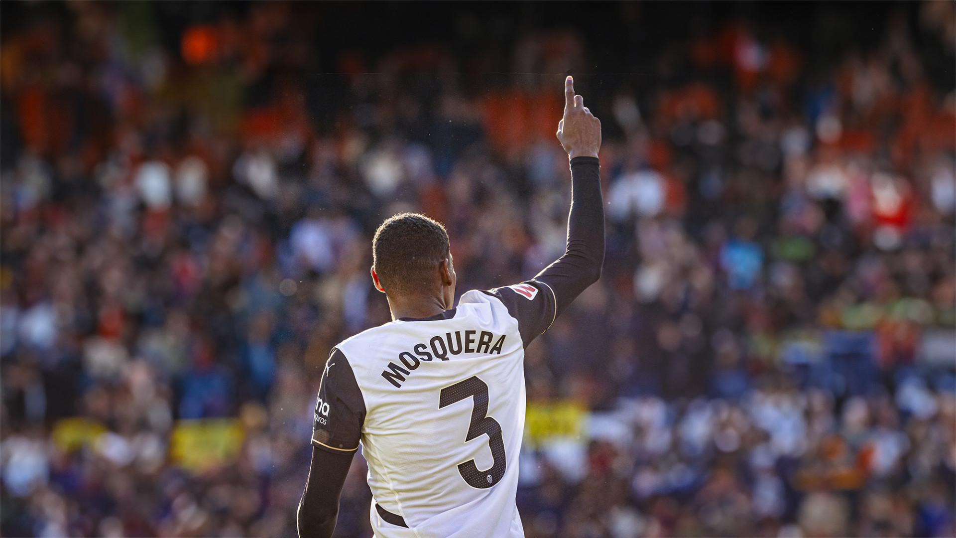 Mosquera celebrates to Mestalla