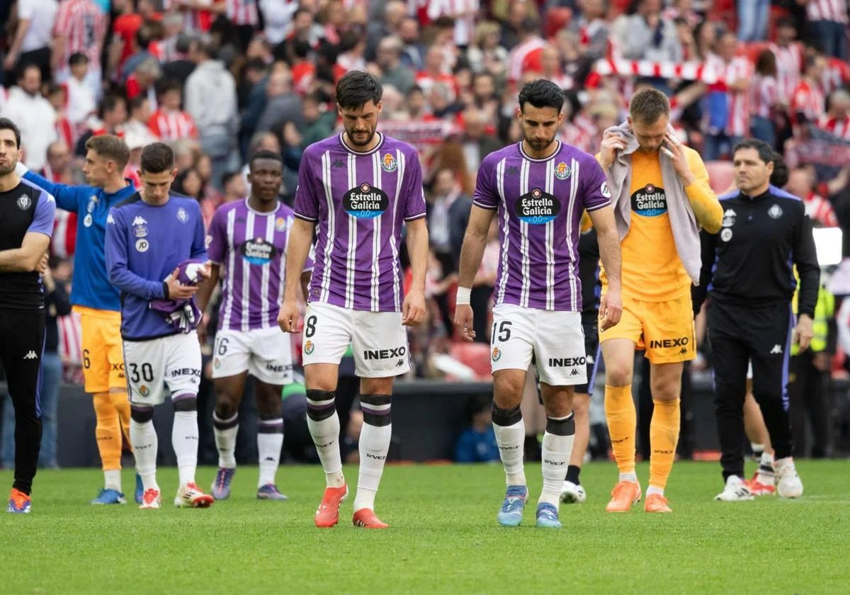 Valladolid walk away from fans in Bilbao.