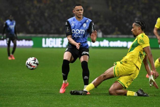 Vanderson competes for a ball against Nantes.