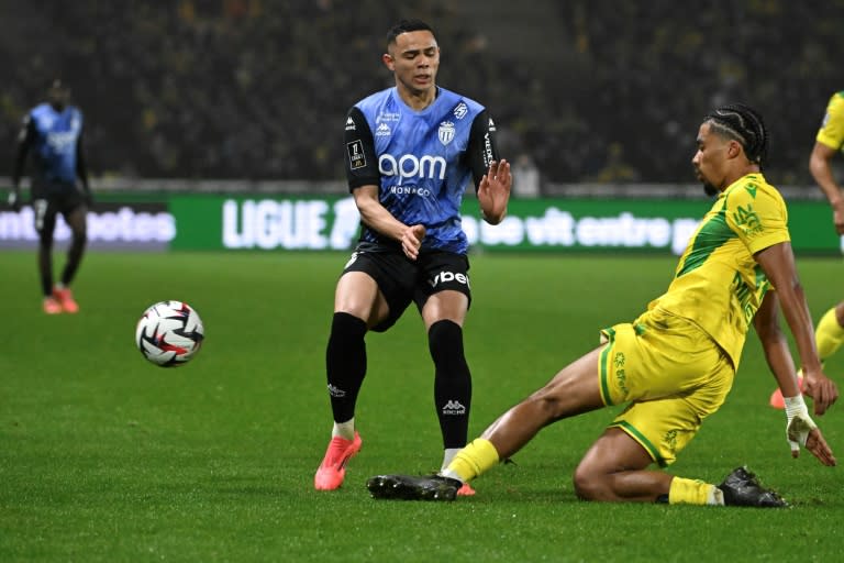 Vanderson competes for a ball against Nantes.
