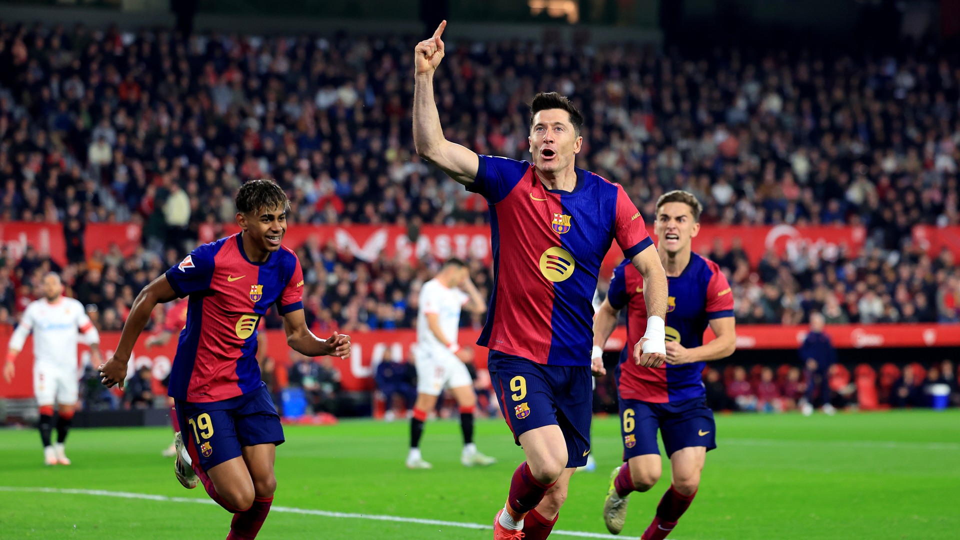 Robert Lewandowski scores against Sevilla
