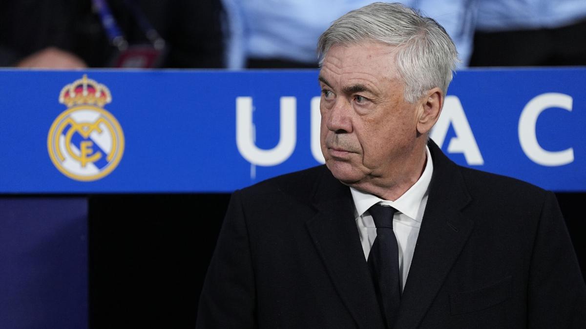 Ancelotti looks during Real Madrid-Atletico Madrid