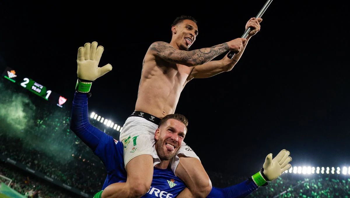 Antony celebrates the derby on Adrian's shoulders.