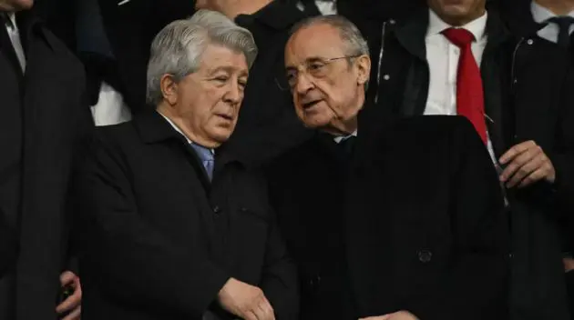 Florentino Perez speaks with Enrique Cerezo.