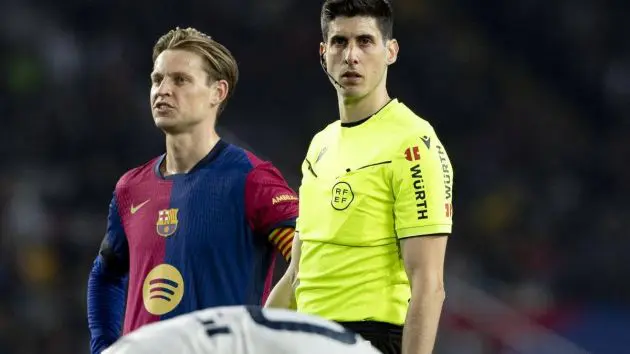De Jong looks irritated next to the referee.