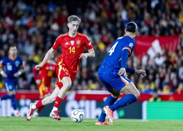 Huijsen slides a pass behind the Dutch defence