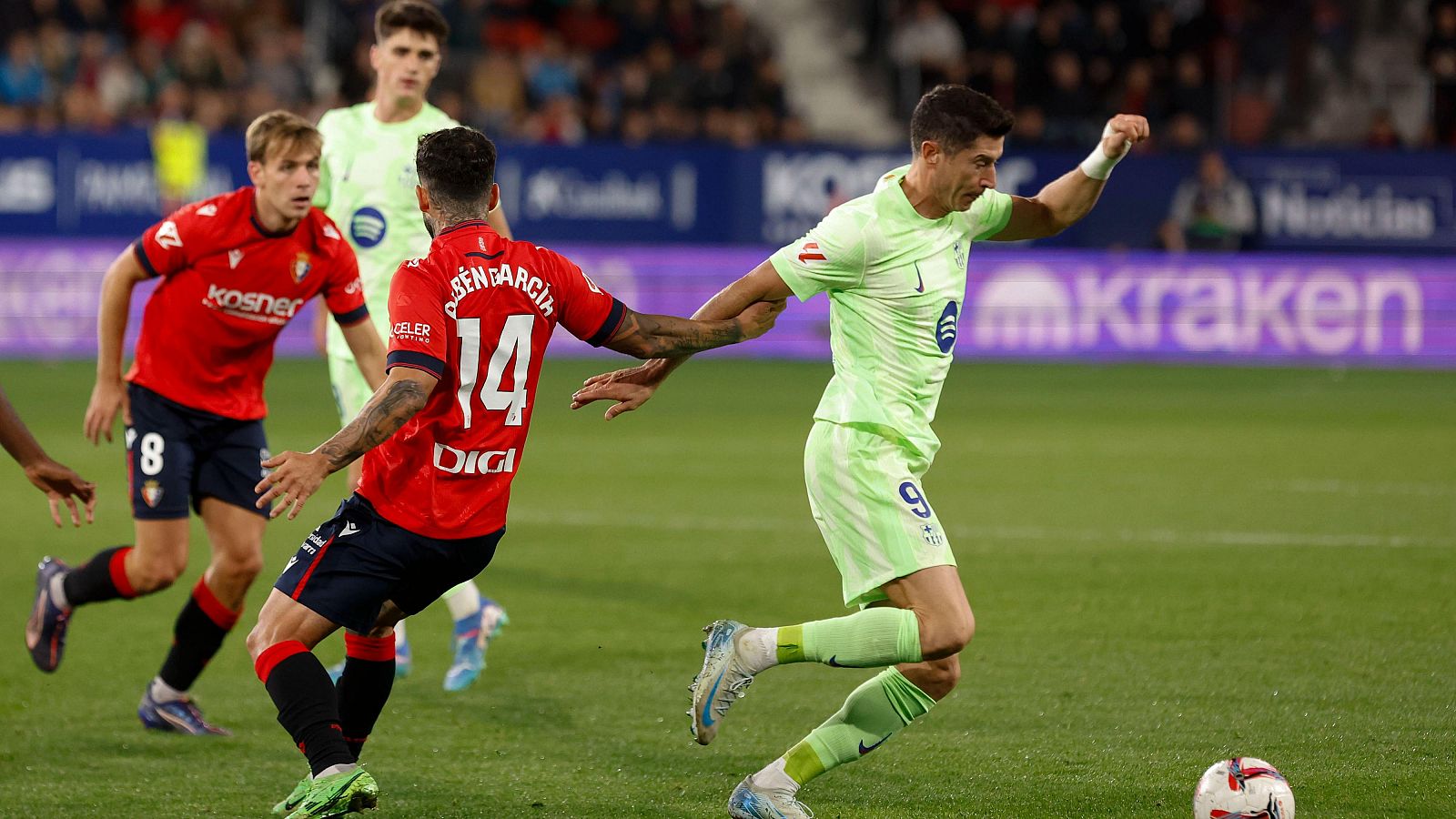 Lewandowski turns away from pressure against Osasuna.