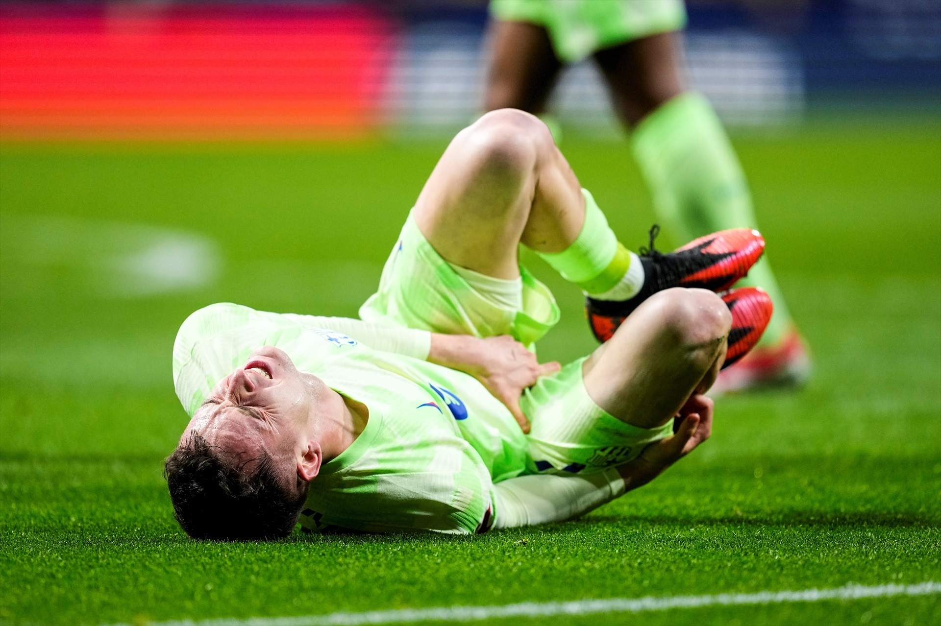 Casado goes down injured at the Metropolitano.