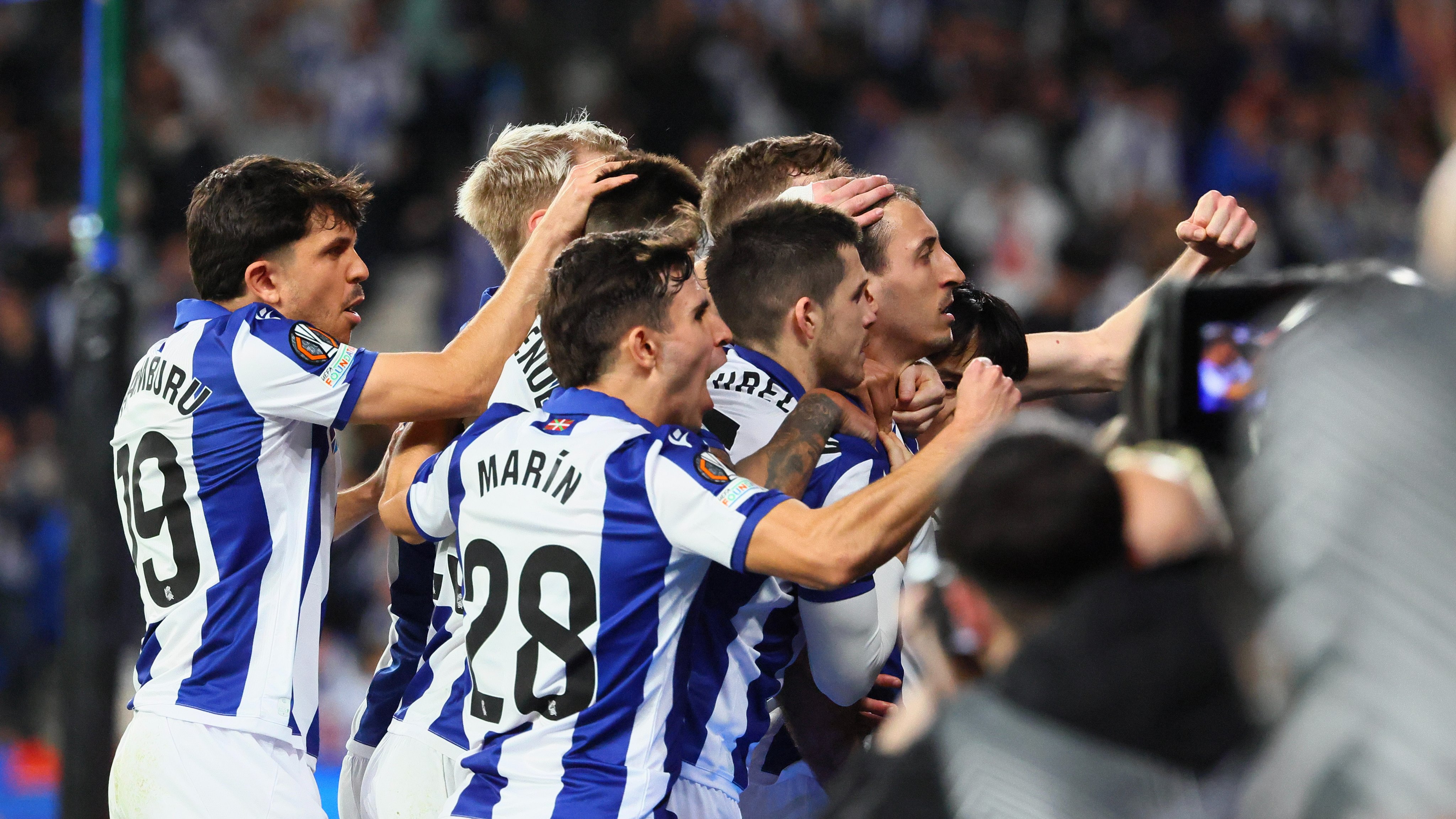 Oyarzabal celebrates with the fans.