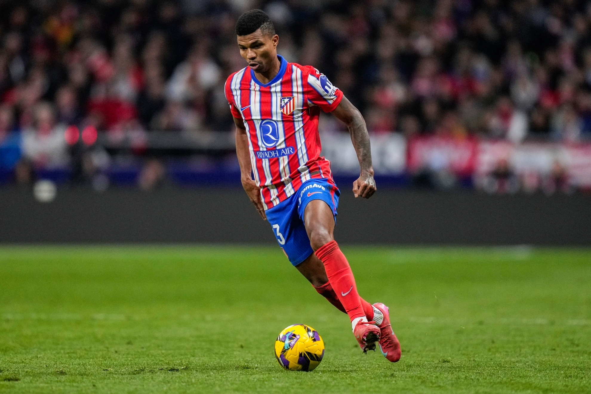 Reinildo in possession at the Metropolitano