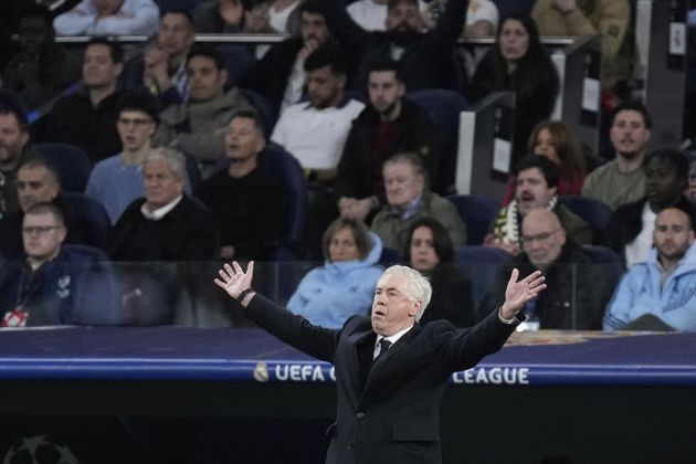 Ancelotti raises hands during Real Madrid-Arsenal
