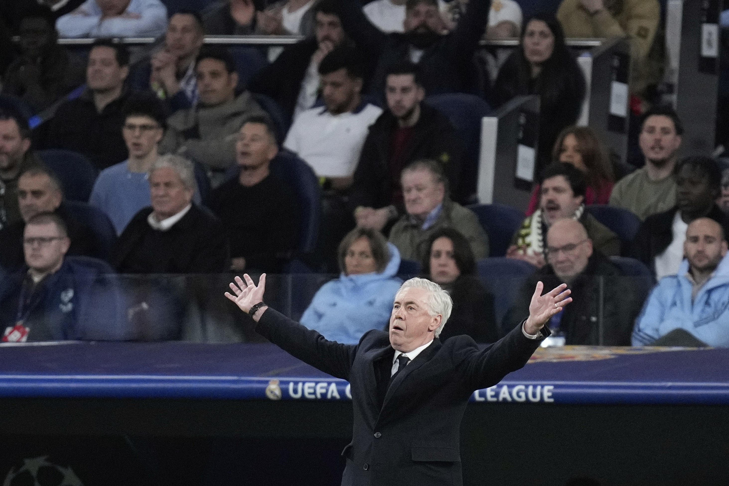 Ancelotti raises hands during Real Madrid-Arsenal