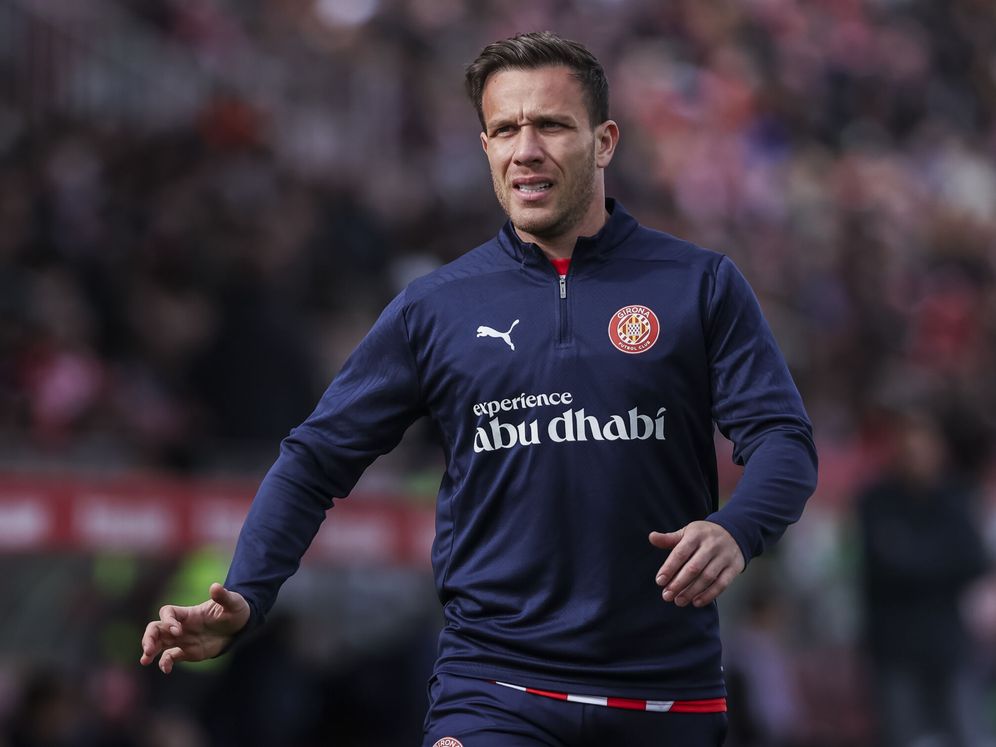 Arthur warms up for Girona.