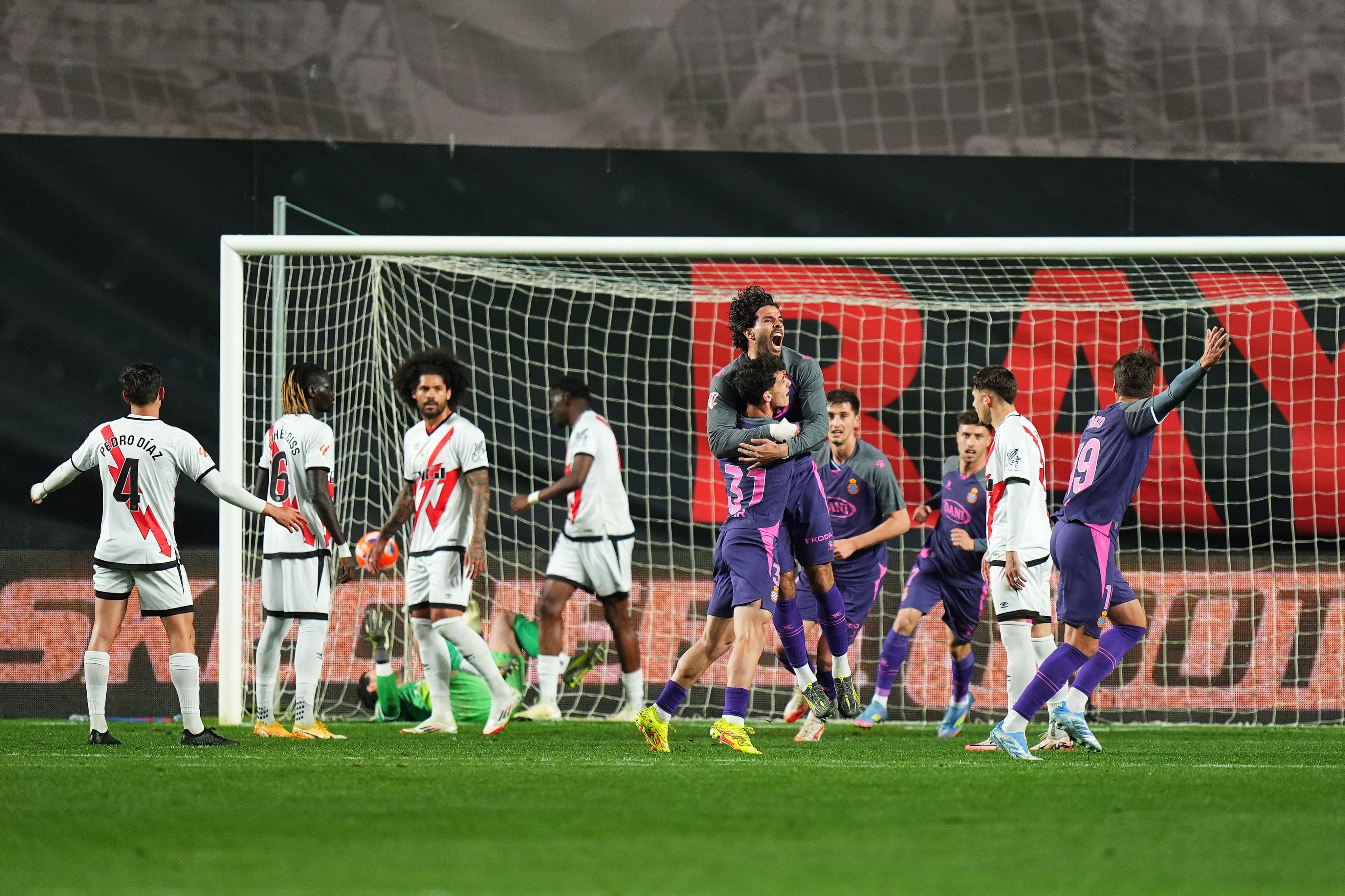 Cabrera celebrates his goal against Rayo.