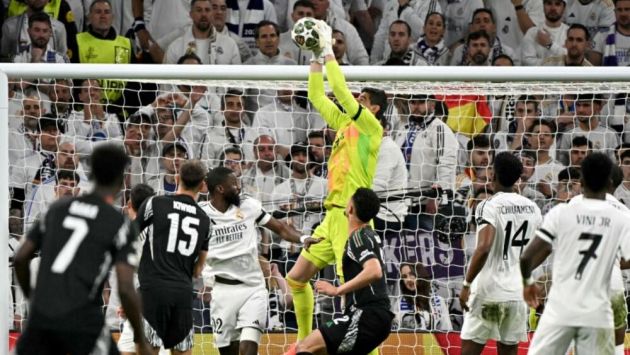 Courtois collects the ball against Arsenal.