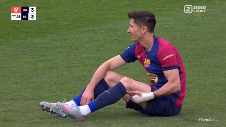 Lewandowski complains of an injury against Celta.
