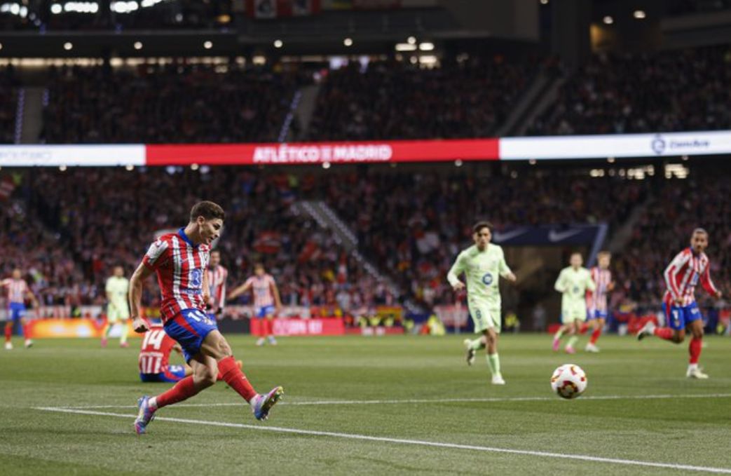 Julian Alvarez squares the ball against Barcelona