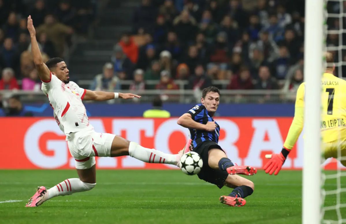 Pavard goes for the ball for Inter.