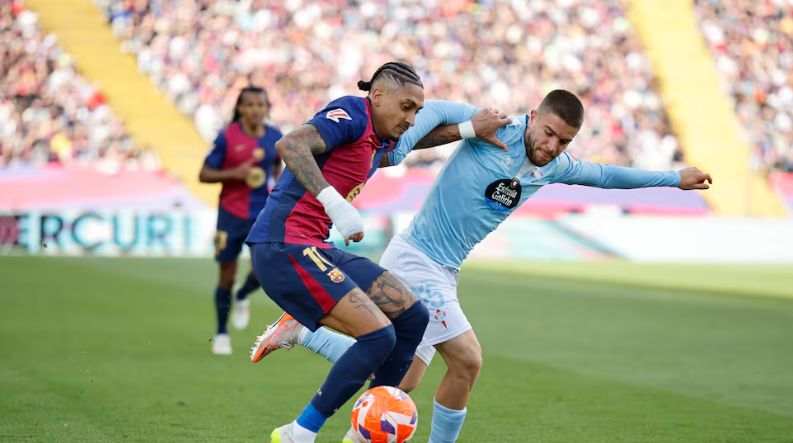 Raphinha competes against Celta.