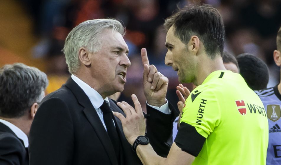 Copa del Rey final referee speaks to Carlo Ancelotti.